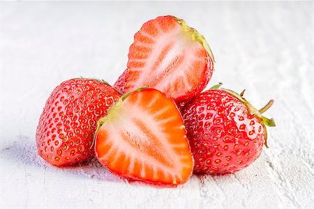 strawberries on white wooden background Foto de stock - Super Valor sin royalties y Suscripción, Código: 400-08251880