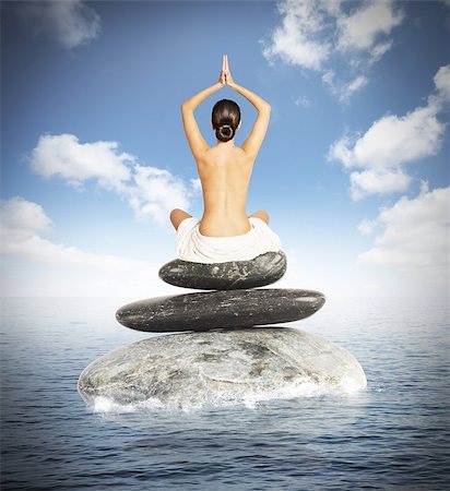 simsearch:640-03260345,k - Yoga woman on rocks in the sea Photographie de stock - Aubaine LD & Abonnement, Code: 400-08252004