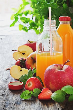 simsearch:400-04167330,k - fruit juice, ripe apples and strawberries on old wooden table. fresh fruit from the garden.selective focus Stockbilder - Microstock & Abonnement, Bildnummer: 400-08252283