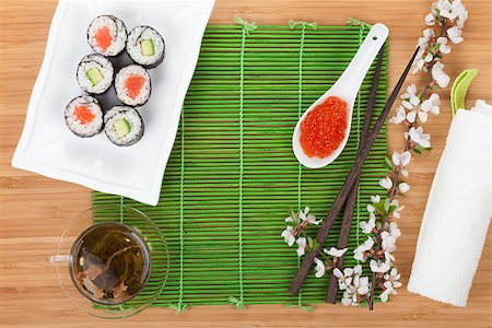 simsearch:400-08072780,k - Red caviar, sushi set, sakura branch and green tea over bamboo table Stockbilder - Microstock & Abonnement, Bildnummer: 400-08252599