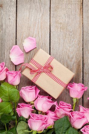 simsearch:400-08110734,k - Pink roses and valentines day gift box over wooden table. Top view with copy space Stock Photo - Budget Royalty-Free & Subscription, Code: 400-08252614