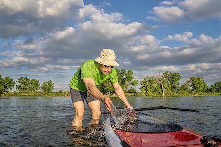 simsearch:400-07795226,k - male paddler is washing his SUP paddleboard before starting workout on a local lake in Colorado Foto de stock - Royalty-Free Super Valor e Assinatura, Número: 400-08252852
