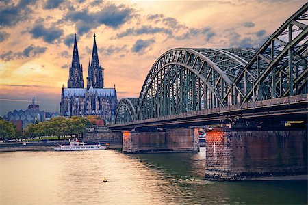 simsearch:400-07415050,k - Image of Cologne with Cologne Cathedral and Hohenzollern bridge across the Rhine River. Photographie de stock - Aubaine LD & Abonnement, Code: 400-08253457