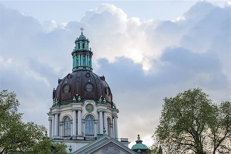 An Old Swedish Church (Gustav Vasa) During Sunset in Sweden, With beautiful Colored Clouds Foto de stock - Super Valor sin royalties y Suscripción, Código: 400-08253947