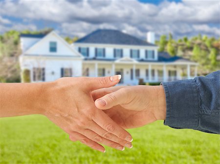 simsearch:400-04000174,k - Man and Woman Shaking Hands in Front of a Beautiful New House. Stockbilder - Microstock & Abonnement, Bildnummer: 400-08253986