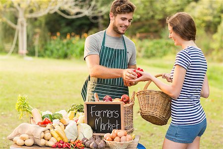 simsearch:6109-08204304,k - Brunette buying peppers at the farmers market on a sunny day Photographie de stock - Aubaine LD & Abonnement, Code: 400-08264893