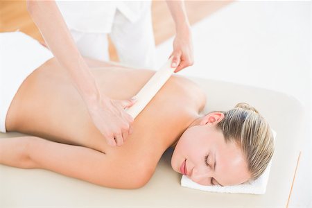 simsearch:400-07723714,k - Mid section of therapist waxing womans back at spa center Photographie de stock - Aubaine LD & Abonnement, Code: 400-08265177