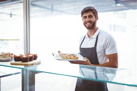 simsearch:400-08265905,k - Smiling worker posing behind the counter at the bakery Foto de stock - Super Valor sin royalties y Suscripción, Código: 400-08265883