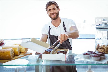 simsearch:400-08265905,k - Smiling worker prepares orders at the bakery Foto de stock - Super Valor sin royalties y Suscripción, Código: 400-08265927