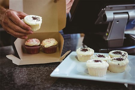 simsearch:400-08265905,k - Smiling worker prepares orders at the bakery Foto de stock - Super Valor sin royalties y Suscripción, Código: 400-08265932