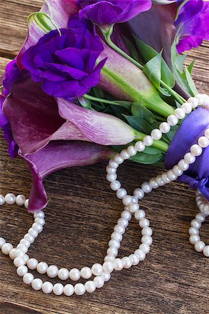 Bouquet of fresh calla lilly and eustoma flowers with pearls close up on wooden table Photographie de stock - Aubaine LD & Abonnement, Code: 400-08266065