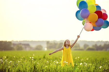 elio - Little girl with balloons in the field Fotografie stock - Microstock e Abbonamento, Codice: 400-08261115