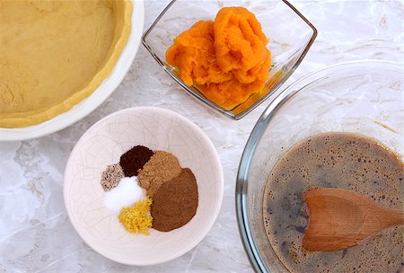 squash puree - Making pumpkin pie - shortcrust pastry case, pumpkin puree, spices and egg and sugar mix Photographie de stock - Aubaine LD & Abonnement, Code: 400-08262363