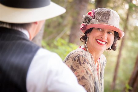 periode - Attractive 1920s Dressed Romantic Couple Flirting Outdoors. Stockbilder - Microstock & Abonnement, Bildnummer: 400-08262774