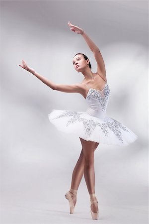 simsearch:400-09029135,k - beautiful woman ballet dancer posing in studio Stockbilder - Microstock & Abonnement, Bildnummer: 400-08263143