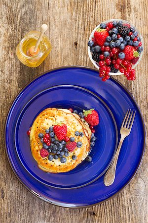 simsearch:400-09019412,k - Pancakes with   berries on blue plate and honey, top view Foto de stock - Super Valor sin royalties y Suscripción, Código: 400-08263996