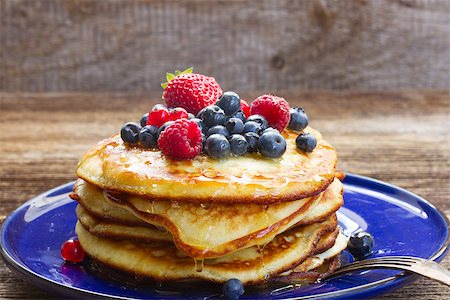 simsearch:400-09019412,k - Pancakes with  fresh berries on blue plate Foto de stock - Super Valor sin royalties y Suscripción, Código: 400-08263997
