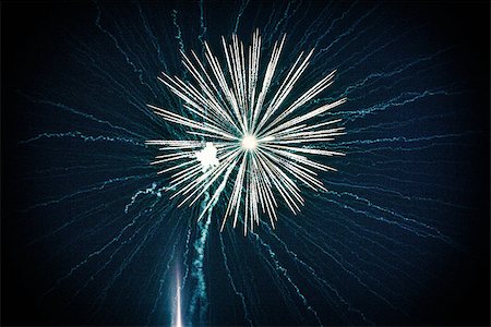 simsearch:400-06736432,k - Outbreaks of fireworks in night sky Foto de stock - Royalty-Free Super Valor e Assinatura, Número: 400-08284523