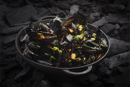 shivanetua (artist) - Steamed Mussels with vegetables in a black frying pan on the coals Fotografie stock - Microstock e Abbonamento, Codice: 400-08284542
