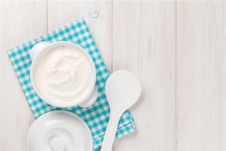 simsearch:400-07825089,k - Sour cream in a bowl on wooden table. Top view with copy space Stockbilder - Microstock & Abonnement, Bildnummer: 400-08284704