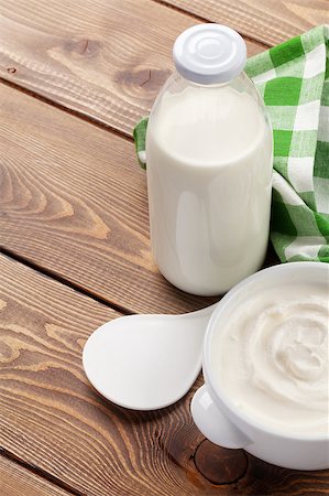 simsearch:400-07825089,k - Sour cream in a bowl and milk bottle on wooden table with copy space Fotografie stock - Microstock e Abbonamento, Codice: 400-08284706