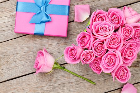 simsearch:400-08110734,k - Valentines day with gift box full of pink roses over wooden table. Top view Stock Photo - Budget Royalty-Free & Subscription, Code: 400-08284770