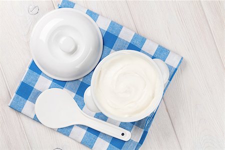 simsearch:400-07825089,k - Sour cream in a bowl on wooden table. Top view Fotografie stock - Microstock e Abbonamento, Codice: 400-08286475