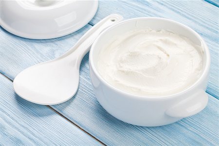 simsearch:400-07825089,k - Sour cream in a bowl on wooden table Fotografie stock - Microstock e Abbonamento, Codice: 400-08286472