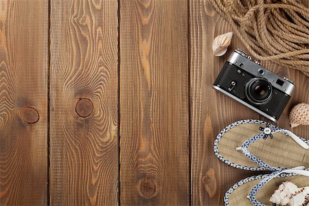 simsearch:400-08289506,k - Travel and vacation items on wooden table. Top view with copy space Photographie de stock - Aubaine LD & Abonnement, Code: 400-08286577