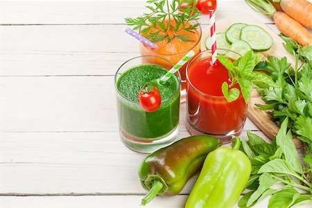 simsearch:400-07172598,k - Fresh vegetable smoothie on wooden table. Tomato, cucumber, carrot. View with copy space Stock Photo - Budget Royalty-Free & Subscription, Code: 400-08286600