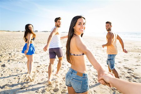 sunset hang out - Group of friends running together at the beach and looking back Foto de stock - Super Valor sin royalties y Suscripción, Código: 400-08287035