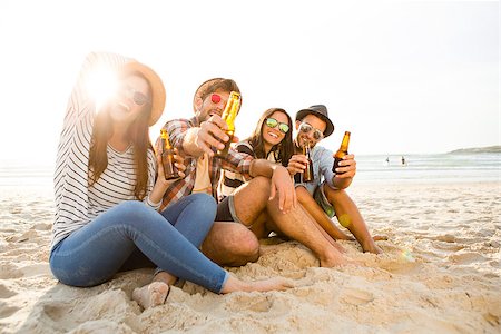 simsearch:400-08287050,k - Friends having fun together at the beach and drinking a cold beer Stock Photo - Budget Royalty-Free & Subscription, Code: 400-08287039