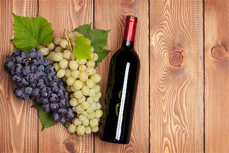 simsearch:400-08110621,k - Red wine bottle and bunch of grapes on wooden table background Stock Photo - Budget Royalty-Free & Subscription, Code: 400-08287276