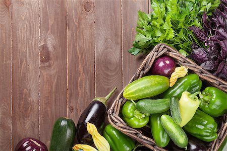 simsearch:400-04804401,k - Fresh farmers garden vegetables on wooden table. Top view with copy space Foto de stock - Super Valor sin royalties y Suscripción, Código: 400-08287404