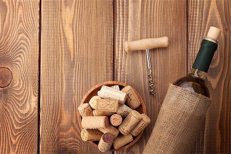 simsearch:400-07933837,k - White wine bottle, corks and corkscrew over wooden table background. Top view with copy space Stockbilder - Microstock & Abonnement, Bildnummer: 400-08287454