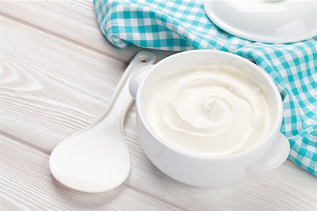 simsearch:400-07825089,k - Sour cream in a bowl on wooden table Stockbilder - Microstock & Abonnement, Bildnummer: 400-08288464