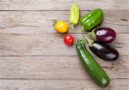 simsearch:400-04804401,k - Fresh farmers garden vegetables on wooden table. Top view with copy space Foto de stock - Super Valor sin royalties y Suscripción, Código: 400-08288595