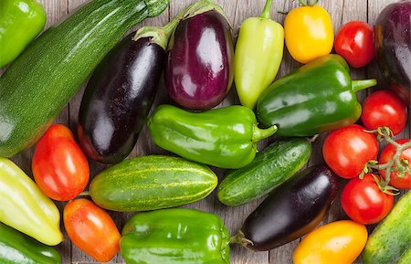 simsearch:400-04804401,k - Fresh farmers garden vegetables on wooden table. Top view Foto de stock - Super Valor sin royalties y Suscripción, Código: 400-08288596