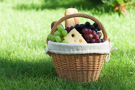 simsearch:400-05194830,k - Outdoor picnic basket with bread, cheese and grape on green lawn Stockbilder - Microstock & Abonnement, Bildnummer: 400-08288661