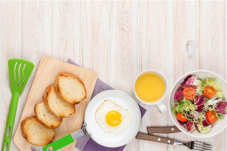 frying pan - Healthy breakfast with fried egg, toasts and salad on white wooden table. Top view with copy space Foto de stock - Super Valor sin royalties y Suscripción, Código: 400-08288675