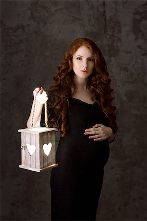 simsearch:400-06690931,k - Beautiful pregnant woman with lamp shines in the form of heart Fotografie stock - Microstock e Abbonamento, Codice: 400-08288759