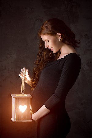 simsearch:400-06690931,k - Beautiful pregnant woman with lamp shines in the form of heart Fotografie stock - Microstock e Abbonamento, Codice: 400-08288760