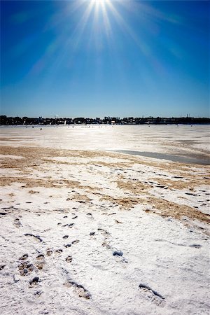 Fishermen on the frozen Volga River in Kostroma, Russia on a bright sunny day Foto de stock - Super Valor sin royalties y Suscripción, Código: 400-08288888