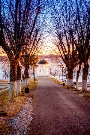 Scenic alley and the traditional Russian pavilion on the shore of the Volga River in Kostroma, Russia Foto de stock - Super Valor sin royalties y Suscripción, Código: 400-08288890