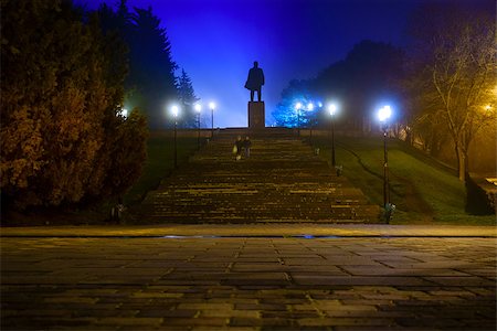 Nighttime image of Lenin monument in Pyatigorsk, Russia Photographie de stock - Aubaine LD & Abonnement, Code: 400-08289325