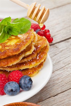simsearch:400-09019412,k - Pancakes with raspberry, blueberry, mint and honey syrup. On wooden table Foto de stock - Super Valor sin royalties y Suscripción, Código: 400-08289465