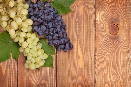 simsearch:400-08110621,k - Bunch of red and white grapes on wooden table background with copy space Stock Photo - Budget Royalty-Free & Subscription, Code: 400-08289471