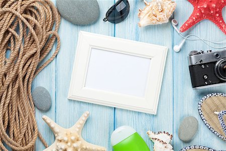 simsearch:400-08289506,k - Travel and vacation photo frame and items. Top view. Photographie de stock - Aubaine LD & Abonnement, Code: 400-08289509