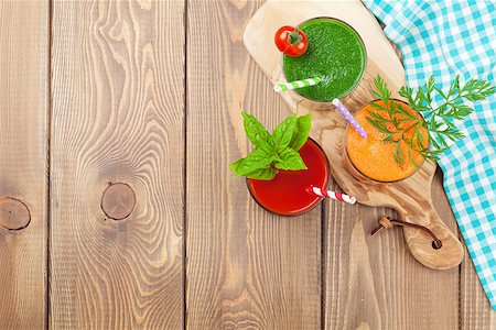 simsearch:400-08343170,k - Fresh vegetable smoothie on wooden table. Tomato, cucumber, carrot. Top view with copy space Foto de stock - Super Valor sin royalties y Suscripción, Código: 400-08289535