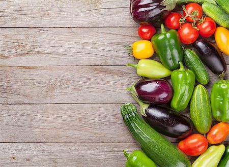 simsearch:400-04804401,k - Fresh farmers garden vegetables on wooden table. Top view with copy space Foto de stock - Super Valor sin royalties y Suscripción, Código: 400-08289541